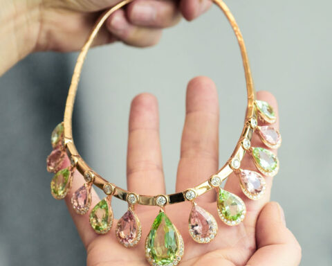 Collana in oro rosa con tormalina, peridoto e diamanti per 35 carati. Copyright: gioiellis.com