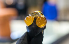 Anello in oro e ambra di Irina Karpova. Copyright: gioiellis.com