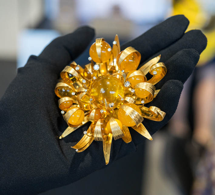 Fuerte y Preciosa para la joyería ucraniana 3 Spilla in oro, ambra e diamanti di Irina Karpova. Copyright: gioiellis.com