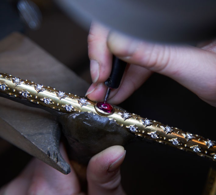 Buccellati's new bejewelled bags 4 Una fase della lavorazione delle borse