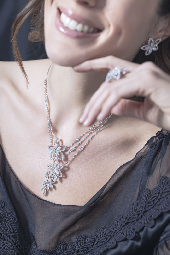 Haute Joaillerie avec Flower by Picchiotti 1 Collana, anello e orecchini della collezione Flower indosati