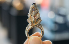 Anello Fuoco, dedicato a Nadège Totah e alla sua capigliatura. Oro rosa, diamanti, tormaline. Copyright: gioiellis.com