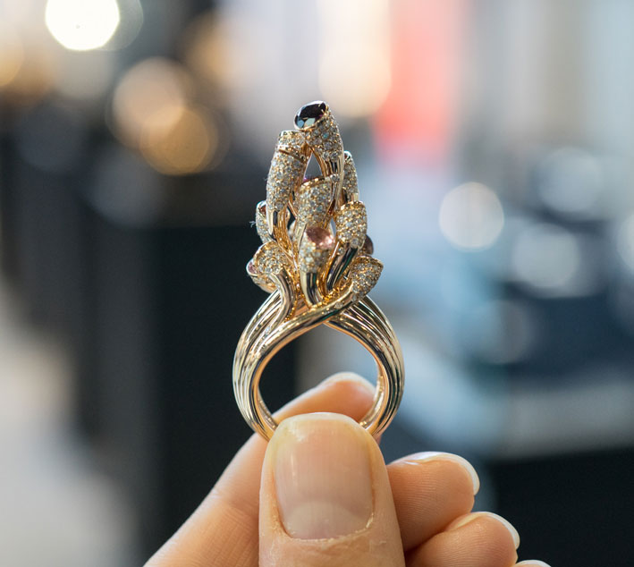 Anello Fuoco, dedicato a Nadège Totah e alla sua capigliatura. Oro rosa, diamanti, tormaline. Copyright: gioiellis.com