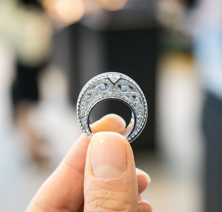 Les Nouveaux Chemins de Shavarsh Hakobian 5 Anello in oro bianco, diamanti, cristallo zaffiro. Copyright: gioiellis.com