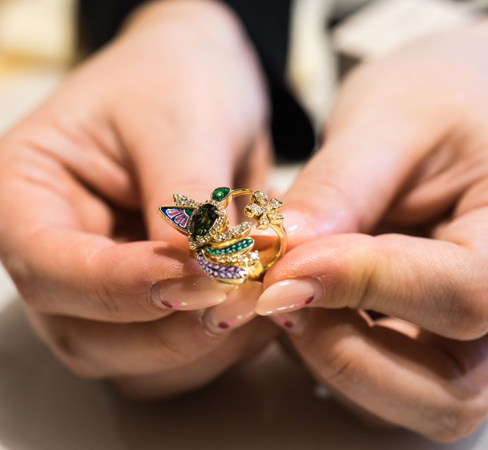 I Colibrì light di Sicis 3 Anellocon tormalina verde, diamanti, tsavoriti, malachite, micro mosaico. Copyright: gioiellis.com