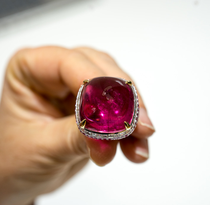Nuevas gemas de Sofragem 1 Anello con rubellite pan di zucchero di 60 carati, diamanti, madreperla. Copyright: gioiellis.com