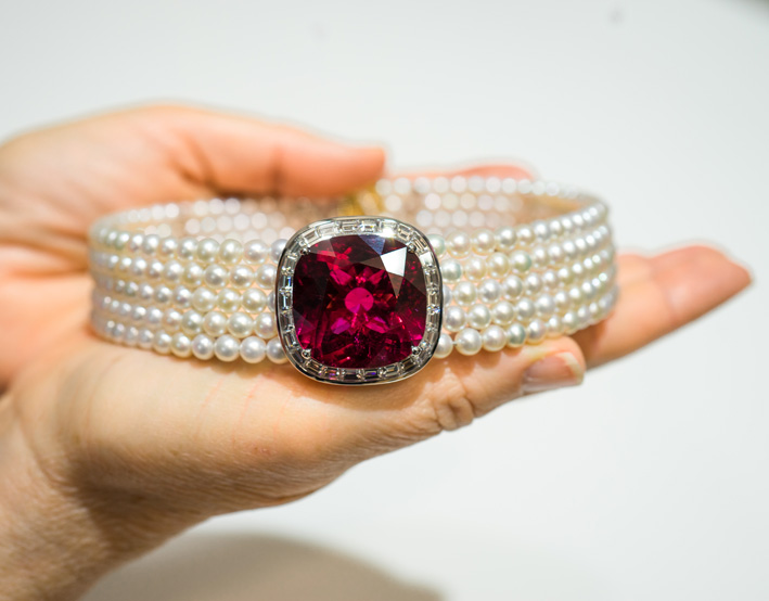 Nuevas gemas de Sofragem 3 Collana con perle e rubellite di 37 carati, diamanti. Copyright: gioiellis.com