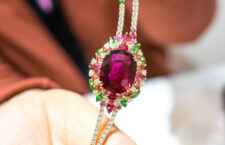 Sofragem, collana con rubellite di 37 carati, diamanti, tormaline verdi. Copyright: gioiellis.com