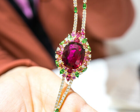 Sofragem, collana con rubellite di 37 carati, diamanti, tormaline verdi. Copyright: gioiellis.com