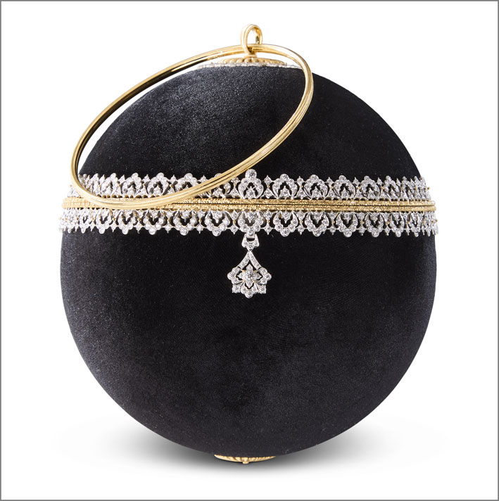 Buccellati's new bejewelled bags 3 Borsa sferica in velluto nero, oro e diamanti