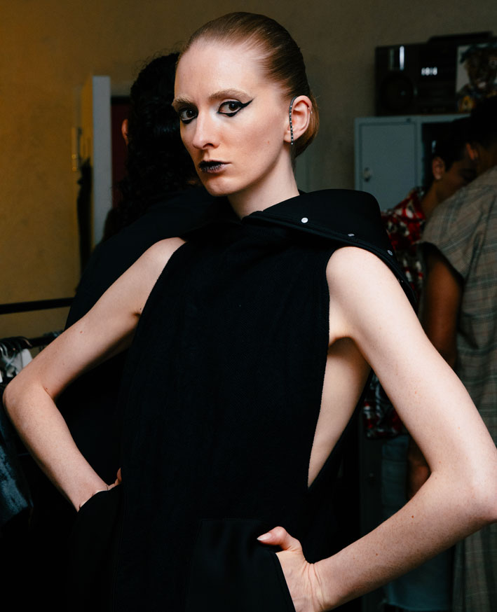 Gi by Giselle au Bunker de Berlin 1 Backstage, orecchino in titanio Gi by Giselle