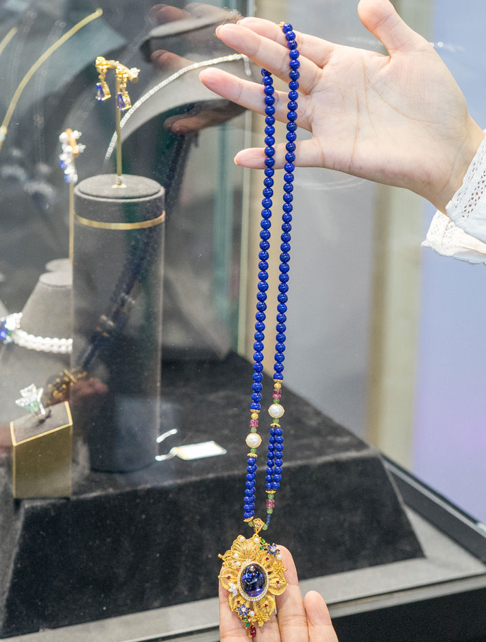 Gemas y filigrana de oro con Bojem 6 Bojem, collana con tanzanite cabochon, perle, zaffiri, tsavorite, oro in filigrana, perle. Copyright: gioiellis.com