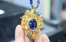 Bojem, pendente per collana con tanzanite cabochon, perle, zaffiri, tsavorite, oro in filigrana, perle. Copyright: gioiellis.com