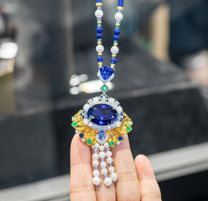 Gemas y filigrana de oro con Bojem 5 Pendente con perle, tanzanite ovale, diamanti, oro, zaffiri, lapislazzuli. Copyright: gioiellis.com