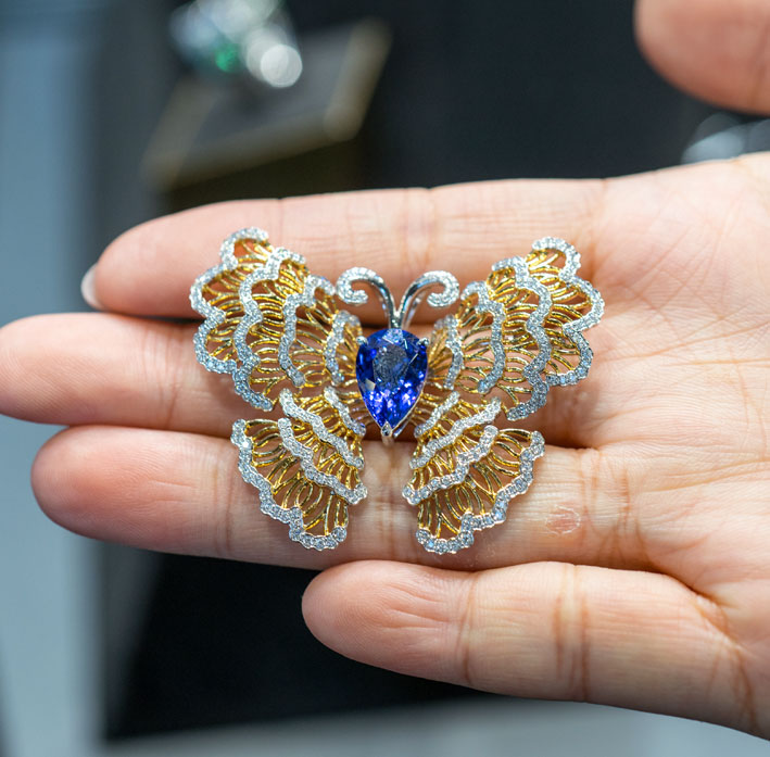 Gemas y filigrana de oro con Bojem 3 Spilla in oro, diamanti, tanzanite. Copyright: gioiellis.com