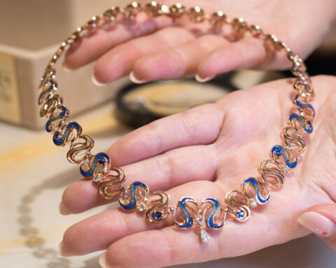 Sicis, collezione Armonica, girocollo in oro rosa, micromosaico, zaffiri, diamanti. Copyright: gioiellis.com