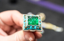 Alessio Boschi, anello Golestan Palace con uno smeraldo dello Zambia di 42 carati intagliato, turchese iraniano con ramage in oro 22 carati. Copyright: gioiellis.com
