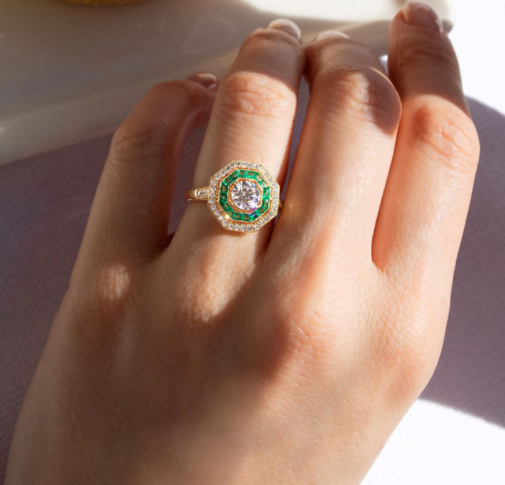 Storia dell’arte con Valérie Danenberg 3 Anello Victorine in oro rosa con diamanti e smeraldi
