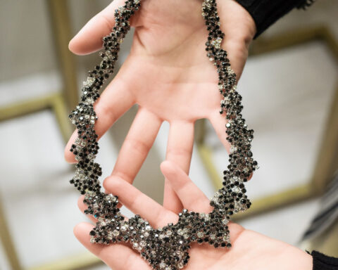 Collana cascade con diamanti bianchi e neri. Copyright: gioiellis.com