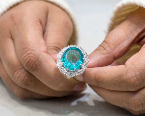 Sutra, anello con tormalina paraiba di 19 carati e diamanti. Copyright: gioiellis.com