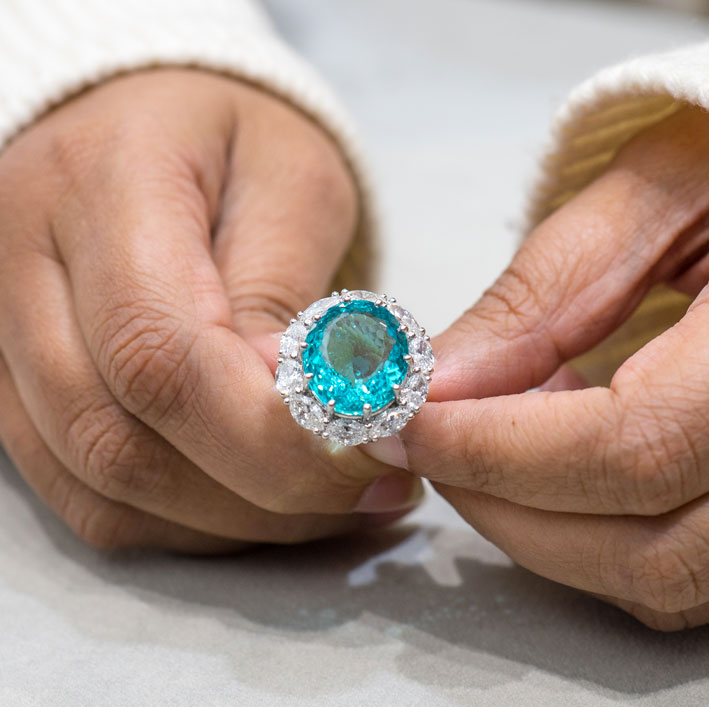 Sutra, anello con tormalina paraiba di 19 carati e diamanti. Copyright: gioiellis.com