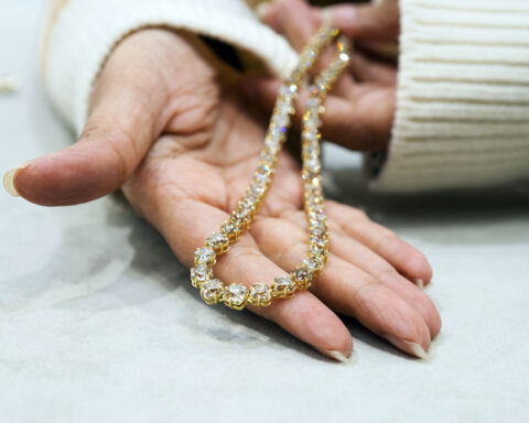 Collana in oro giallo e diamanti taglio cushion. Copyright: gioiellis.com