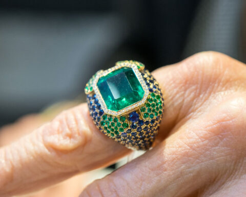 Valérie Danenberg, anello Aurelia con smeraldo 7,33 carati, smeraldi e zaffiri. Copyright: gioiellis.com