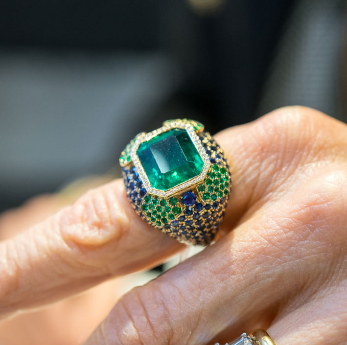 Valérie Danenberg, anello Aurelia con smeraldo 7,33 carati, smeraldi e zaffiri. Copyright: gioiellis.com