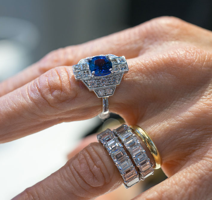 Storia dell’arte con Valérie Danenberg 1 Anello Ludmilla stile art déco con zaffiro e 265 diamanti. Anelli eternity con diamanti baguette. Copyright: gioiellis.com