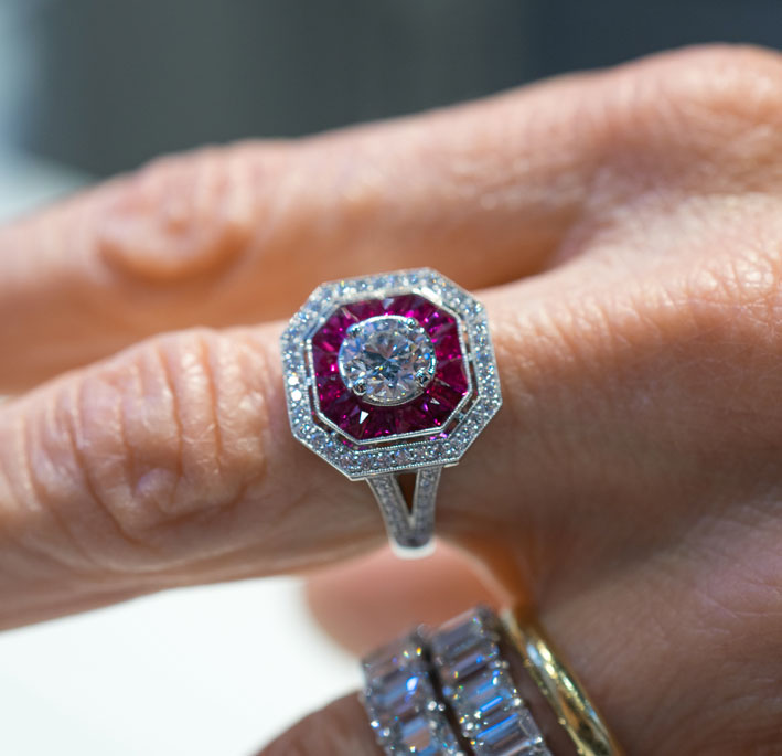 Storia dell’arte con Valérie Danenberg 2 Anello Victoria stile art déco con rubini, diamanti, platino
