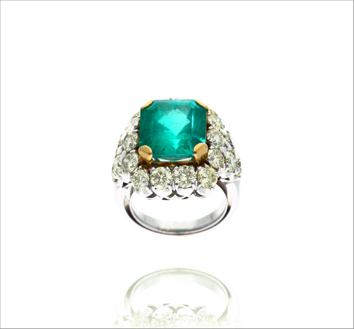 Anello in oro bicolore con smeraldo rettangolare di circa 9 carati e diamanti