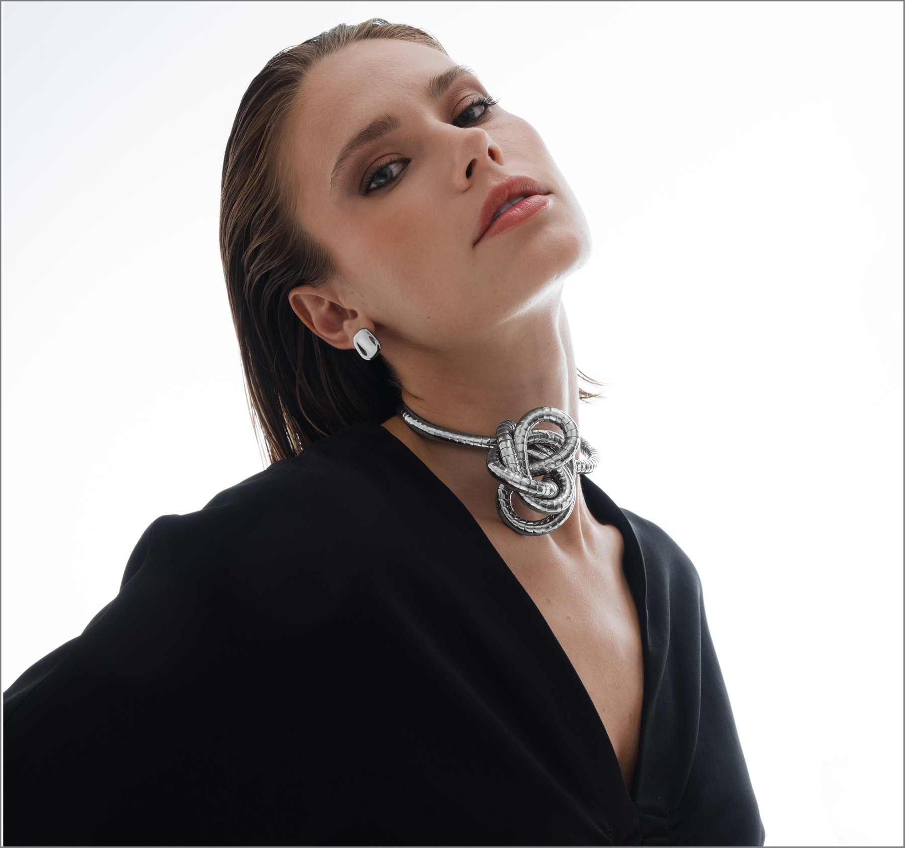 Breil, collana Snake indossata