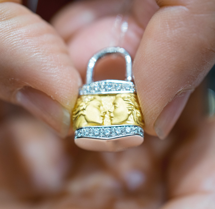 Carrera y Carrera, des bijoux pour un baiser 3 Pendente lucchetto apribile in oro e diamanti. Copyright: gioiellis.com