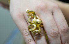 Anello Octopussy inoro giallo spazzolato. Copyright: gioiellis.com