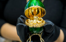 Fabergé, uovo Octopussy in oro, smalto, con 183 diamanti e due zaffiri blu