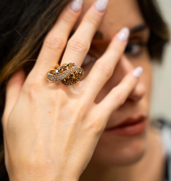 Anello in oro 18 carati con diamanti brown e quarzo fumé