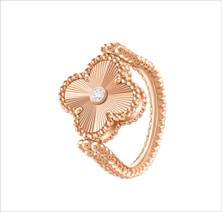 Nuovi gioielli Alhambra di Van Cleef & Arpels 2 Anello reversibile in oro rosa con lavorazione guilloché e diamante