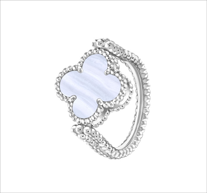 Nuovi gioielli Alhambra di Van Cleef & Arpels 1 Anello reversibile in oro bianco e calcedonio