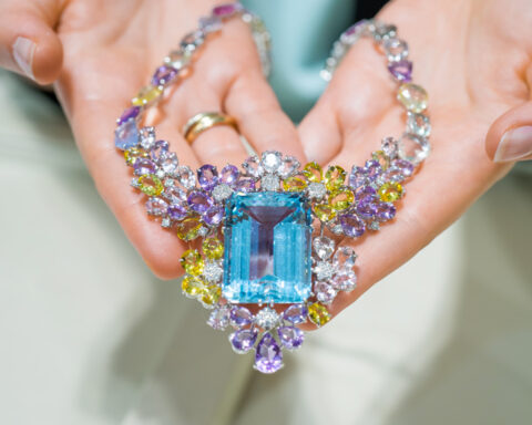 Lenti, collana con acquamarina di 86 carati taglio smeraldo, ametista, zaffiri multicolor, berillo giallo e rosa. Copyright: gioiellis.com