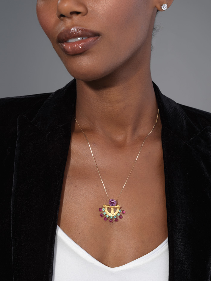 I nuovi gioielli del passato di Rebecca Rau 2 The Granulated Goddess, pendente votivo cerimoniale fenicio in oro incorniciato da un grande zaffiro rosa e accenti di tormalina