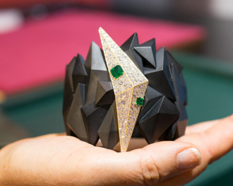 Josè Maria Goñi, bracciale in titanio nero, smeraldi, diamanti. Copyright: gioiellis.com