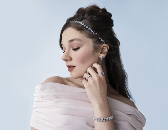 Pandora präsentiert den romantischen Bridgerton-Stil 1 Claudia Jessie, che interpreta Eloise Bridgerton con i gioielli Pandora