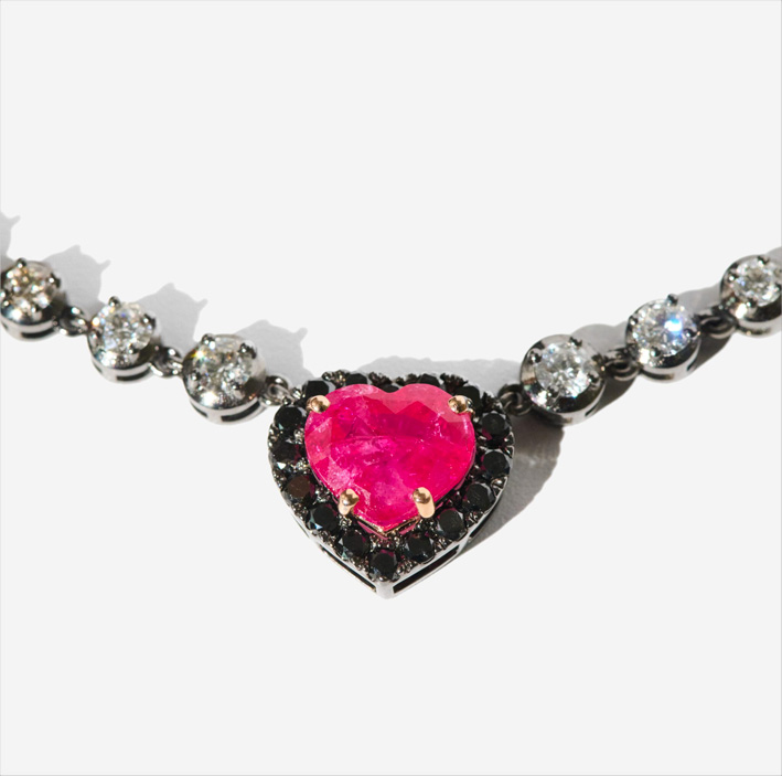 Joyería italiana en Dubái con Guendalina Fil 3 Collana con 56 diamanti bianchi naturali e spinello rosso naturale taglio cuore con diamanti neri naturali intorno oro 18kt rodio nero