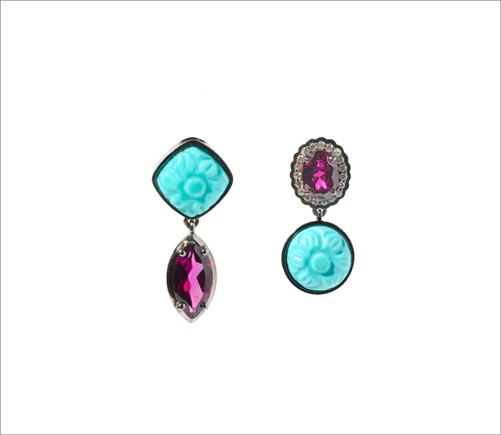 Joyería italiana en Dubái con Guendalina Fil 1 Orecchino con turchese naturale inciso a taglio cuscino e granato rosa naturale a taglio marquise, in oro 18 kt con finitura in rodio nero. Orecchino con diamanti bianchi naturali, granato rosa naturale e turchese naturale inciso a taglio rotondo, in oro 18 kt con finitura in rodio nero