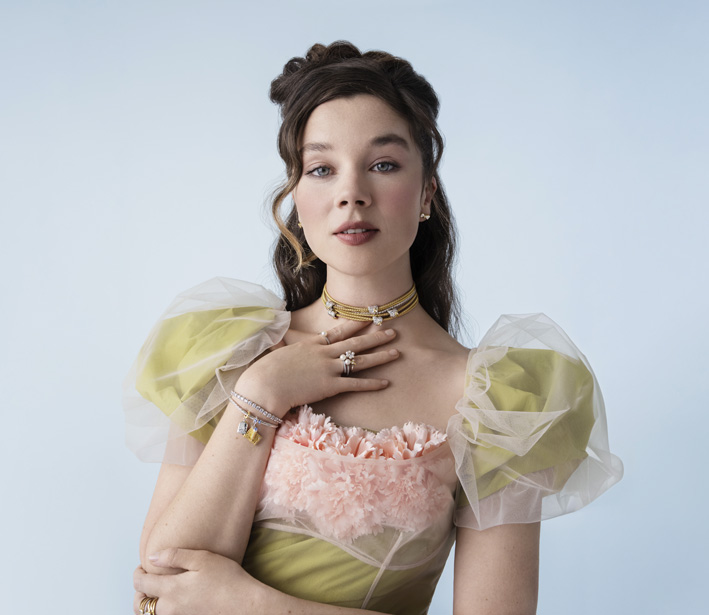 Pandora präsentiert den romantischen Bridgerton-Stil 3 Claudia Jessie con choker e bracciale Pandora