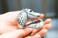 Roberto Coin, braccialeRoberto Coin, bracciale a forma di cavallo in oro bianco e diamanti. Copyright: gioiellis.com a forma di cavallo in oro bianco e diamanti