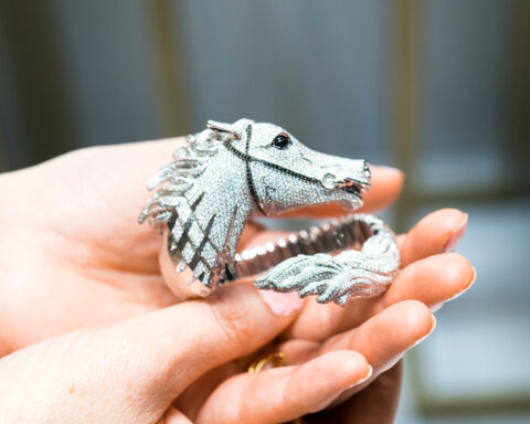 Roberto Coin, braccialeRoberto Coin, bracciale a forma di cavallo in oro bianco e diamanti. Copyright: gioiellis.com a forma di cavallo in oro bianco e diamanti