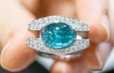 Vitale Jewelry, anello cupola in oro bianco, diamanti, indicolite cabochon