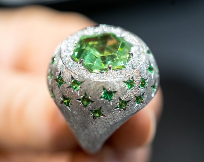 Vitale Jewelry con creatividad 6 Anello Stars and Stripe in oro bianco, peridoto ottagonale e tsavoriti. Copyright: gioiellis.com