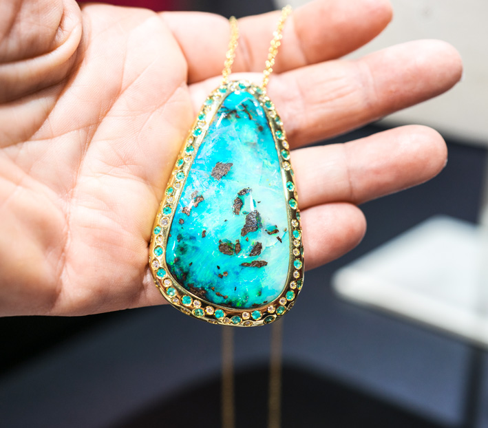 Vitale Jewelry con creatividad 5 Ciondolo con opale boulder, che ricorda la magia delle Maldive viste dall'alto. È circondato da diamanti e tormaline Paraiba, incastonato in oro giallo. Copyright: gioiellis.com